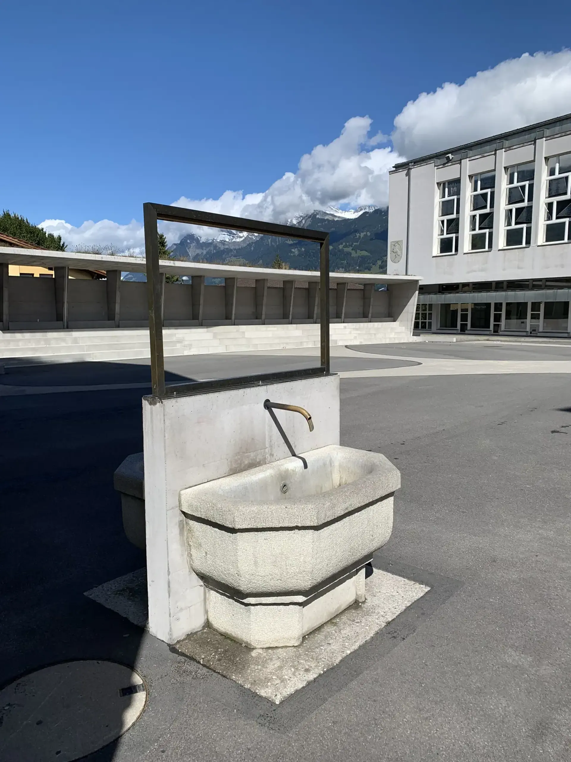 16_Neugestaltung Schulhausplatz Igsi mit Tribüne_Velounterstand